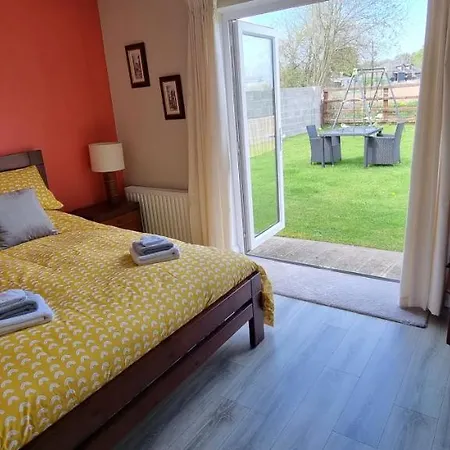 Spacious Curragh 2-bed With Own Entrance * Brownstown