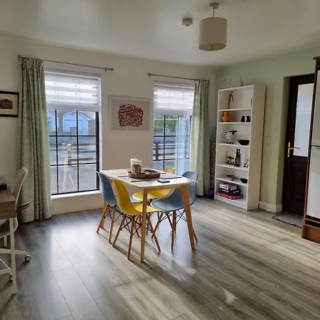 Spacious Curragh 2-bed With Own Entrance Apartman *