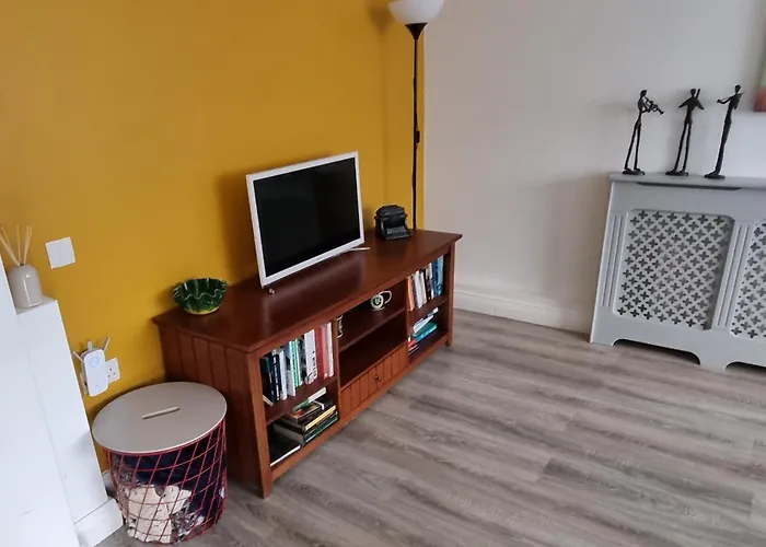 Spacious Curragh 2-bed With Own Entrance * Brownstown